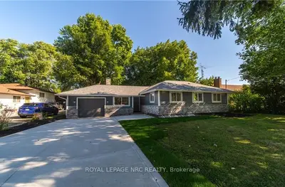 Detached in Niagara Falls
