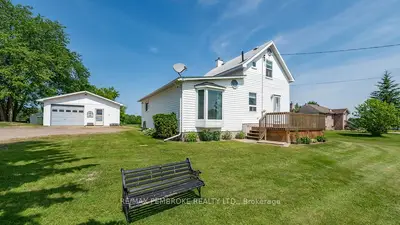 Detached in Laurentian Valley