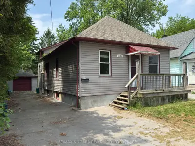 Detached in Niagara Falls