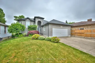 Detached in Niagara Falls