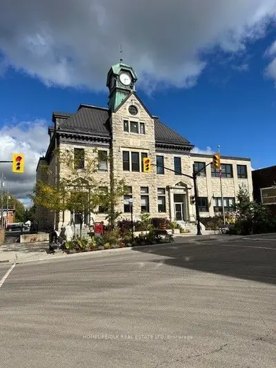 Upper Level in Renfrew