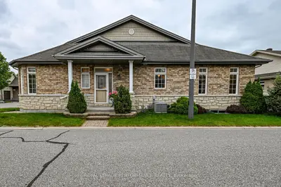 Att/Row/Townhouse in Blossom Park - Airport and Area