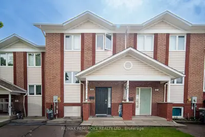 Att/Row/Townhouse in Pembroke