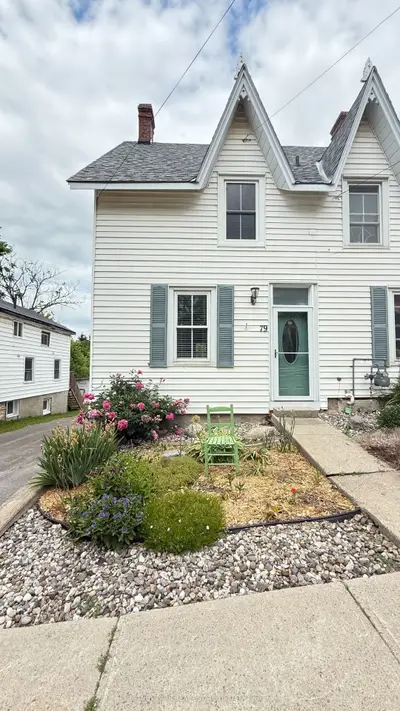 Att/Row/Townhouse in Prince Edward County