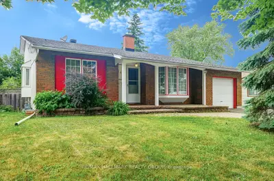 Detached in Beacon Hill North - South and Area