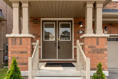 Detached in Niagara Falls