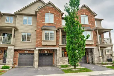 Condo Townhouse in Hamilton