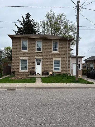 Triplex in Brantford