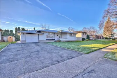 Detached in Niagara Falls