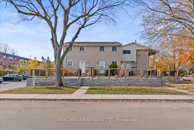 Condo Townhouse in Hamilton