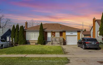 Detached in Niagara Falls