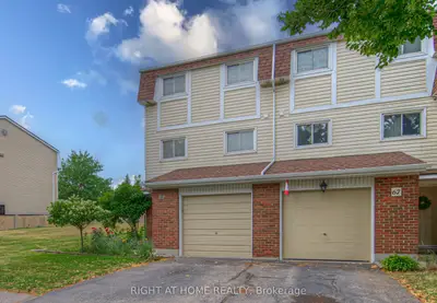 Condo Townhouse in Hamilton