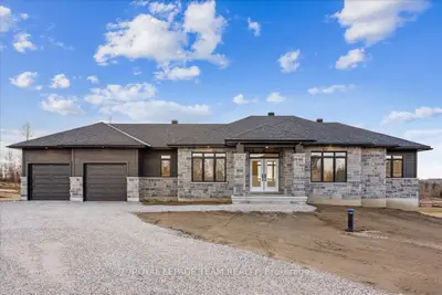 Detached in McNab/Braeside