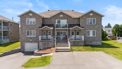 Condo Apartment in Russell