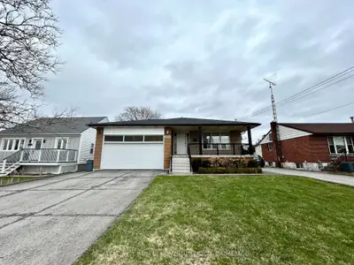 Detached in Niagara Falls