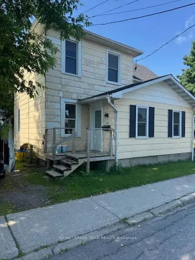 Att/Row/Townhouse in Smiths Falls