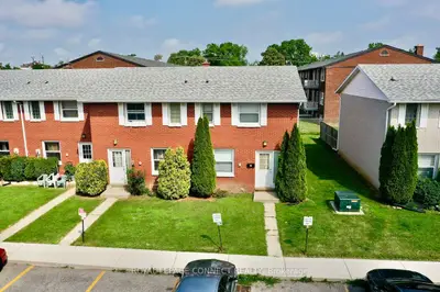 Condo Townhouse in Chatham-Kent