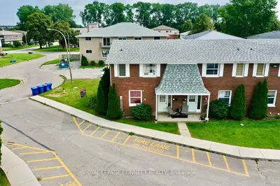 Condo Townhouse in Chatham-Kent