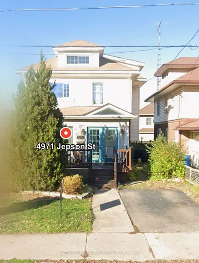 Detached in Niagara Falls