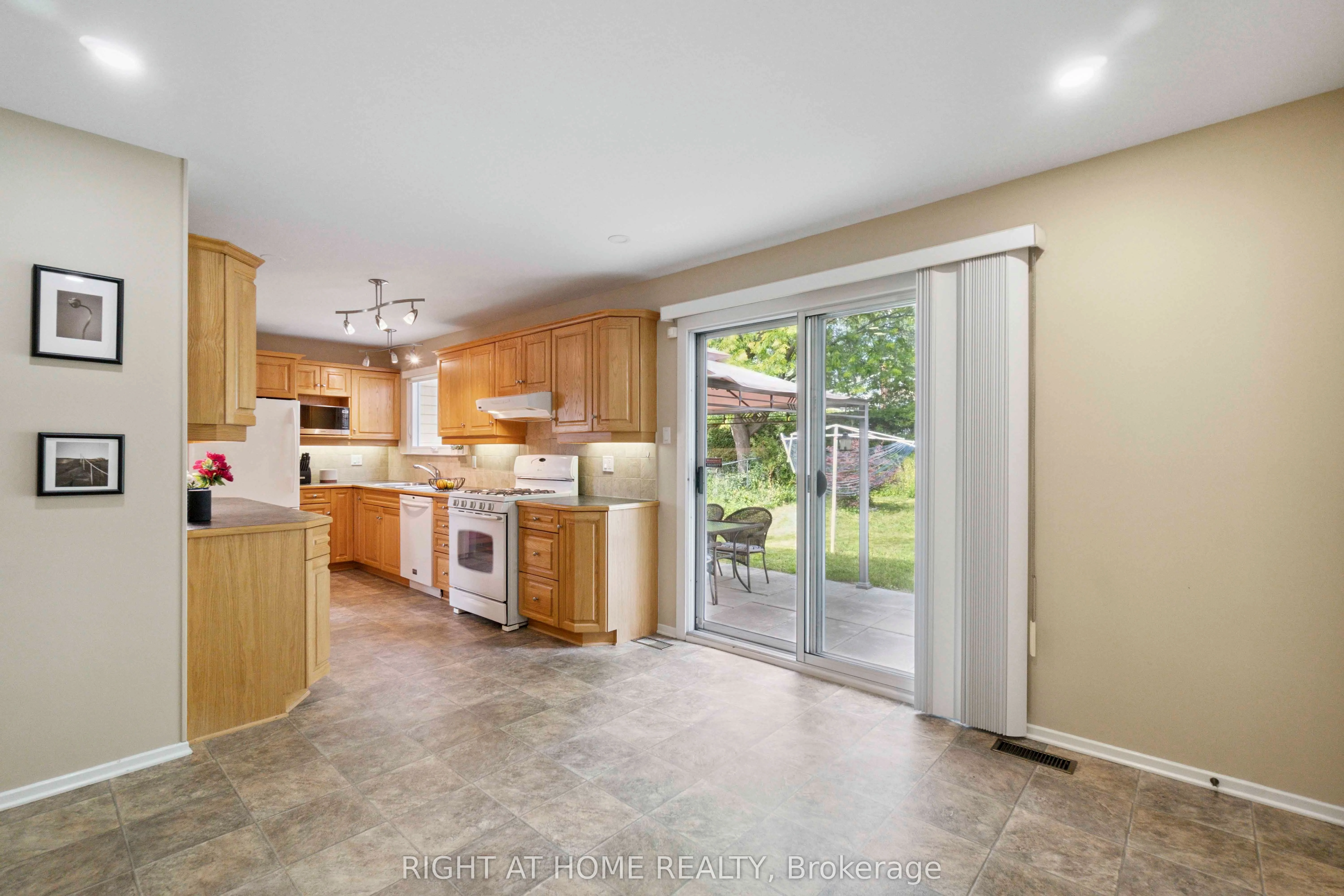 53B TAUVETTE Street, Blackburn Hamlet, ON K1B 3A2
