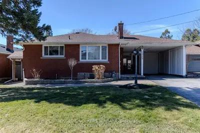 Detached in Niagara Falls