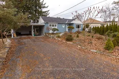 Detached in Britannia Heights - Queensway Terrace N and Area