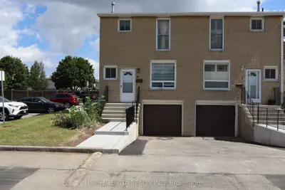 Condo Townhouse in Hamilton