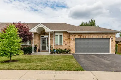 Condo Townhouse in Hamilton