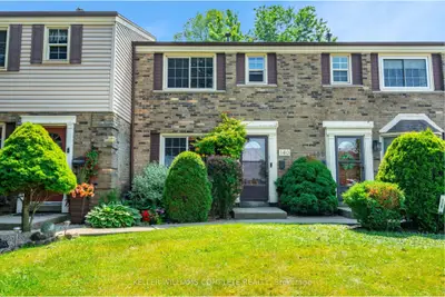 Condo Townhouse in Hamilton