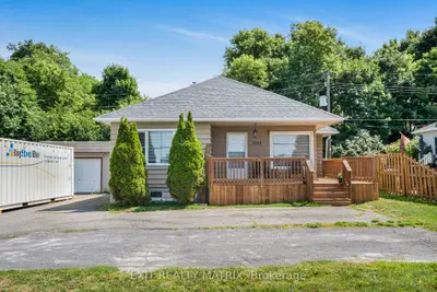 Detached in Champlain