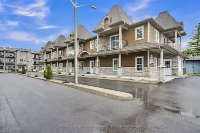 Condo Apartment in Russell