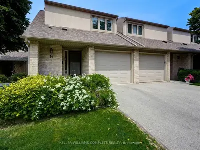 Condo Townhouse in Hamilton