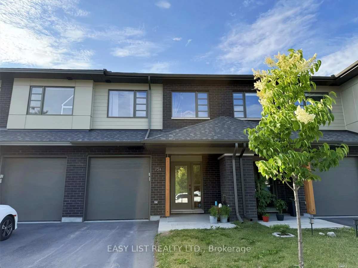 Att/Row/Townhouse in Blossom Park - Airport and Area