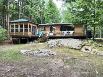 Detached in North Frontenac