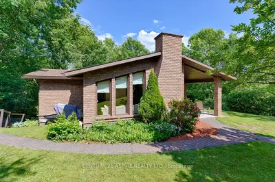 Detached in Laurentian Valley