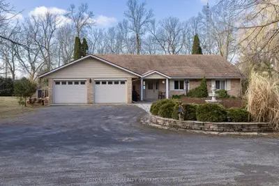 Detached in Front of Leeds & Seeleys Bay