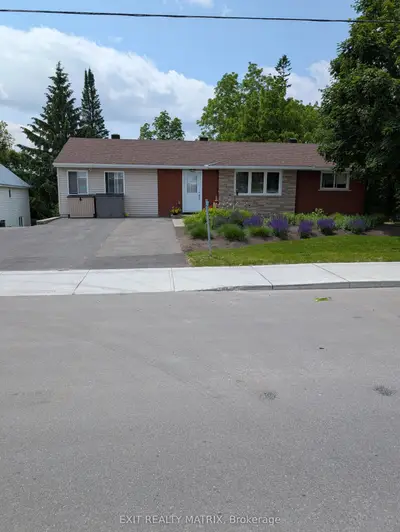Triplex in Carp - Huntley Ward