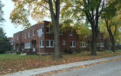 Att/Row/Townhouse in Woodstock
