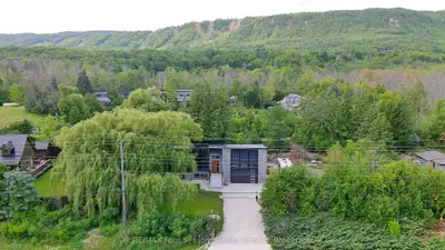 Detached in Blue Mountains
