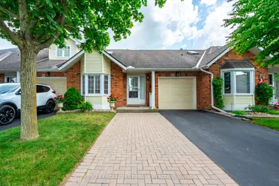 Condo Townhouse in Hamilton