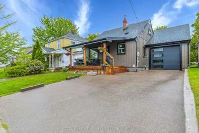 Detached in Niagara Falls
