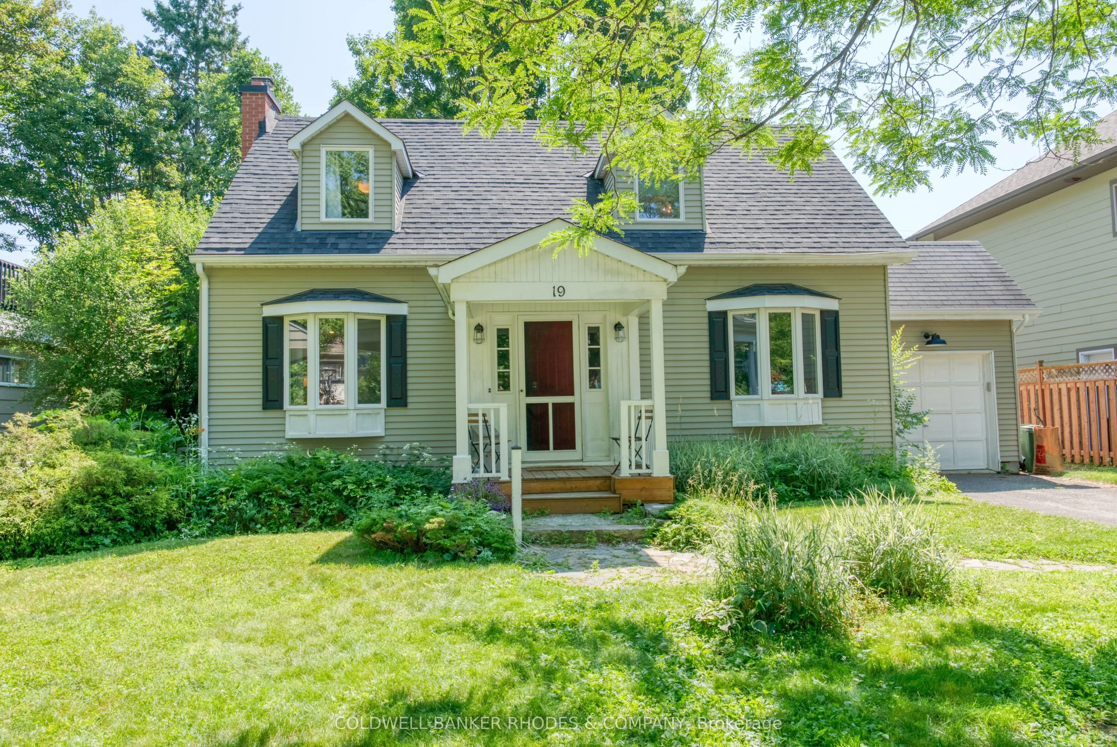 Detached in Manor Park - Cardinal Glen and Area