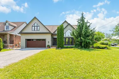 Detached in Niagara Falls