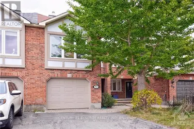 Att/Row/Townhouse in Hunt Club - South Keys and Area