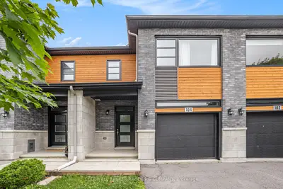 Att/Row/Townhouse in Russell