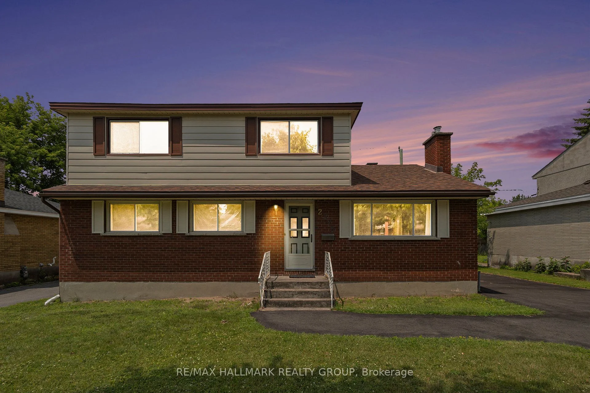 Detached in Parkway Park - Queensway Terrace S and Area