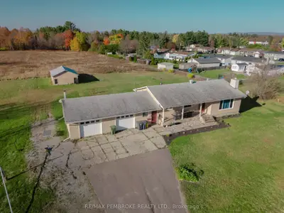 Detached in Laurentian Valley