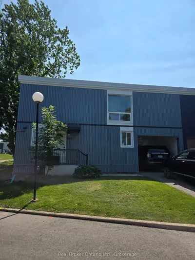 Condo Townhouse in Hamilton