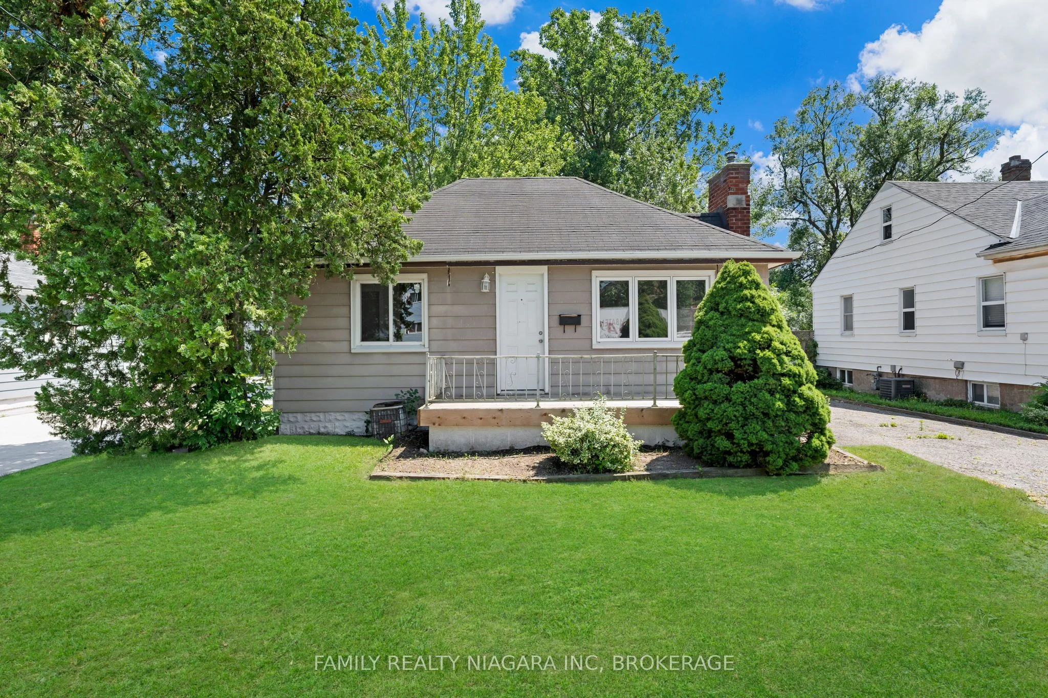 Detached in Niagara Falls