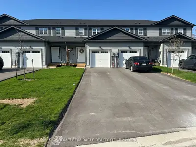 Att/Row/Townhouse in Gravenhurst